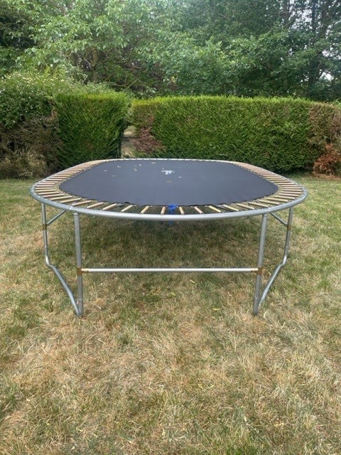 Monter toile de saut trampoline