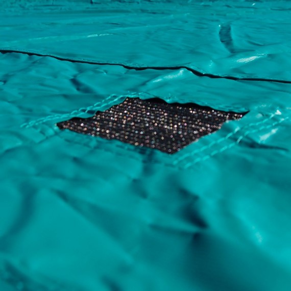 Zoom sur la housse et la grille d'évacuation de l'eau