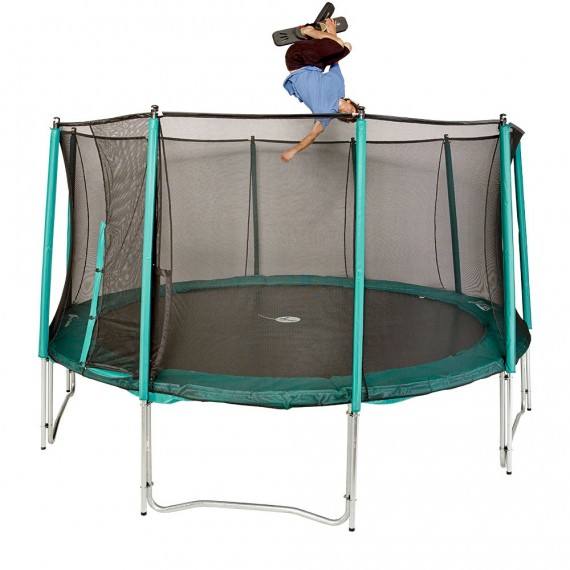 Skis freestyle sur trampoline de loisirs Skis freestyle sur trampoline de loisirs