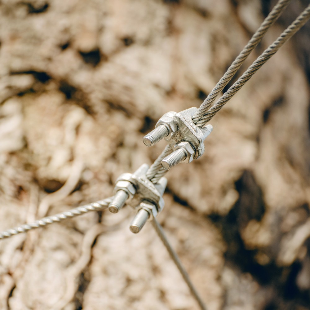Tendeur de cable avec serre-cable et sangle à cliquet pour tyrolienne
