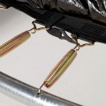 Attache des ressorts sur la toile de saut  Attache des ressorts sur la toile de saut