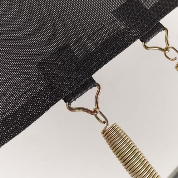 Toile de saut installée avec les ressorts