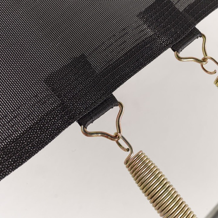Toile de saut installée avec les ressorts