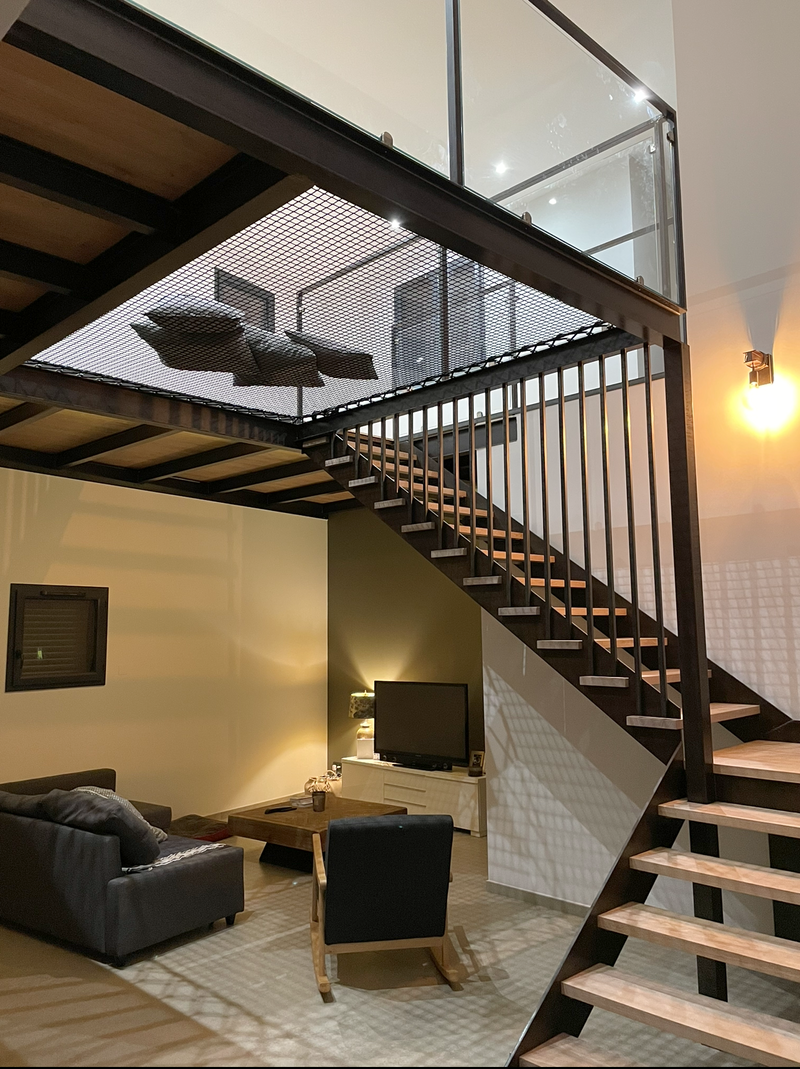 Filet de mezzanine noir pour optimiser la trémie de l'escalier 