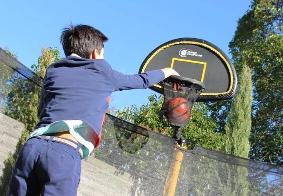Faire du basketball sur un trampoline rond facilement entre amis