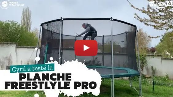 Planche freestyle pro sur trampoline en vidéo