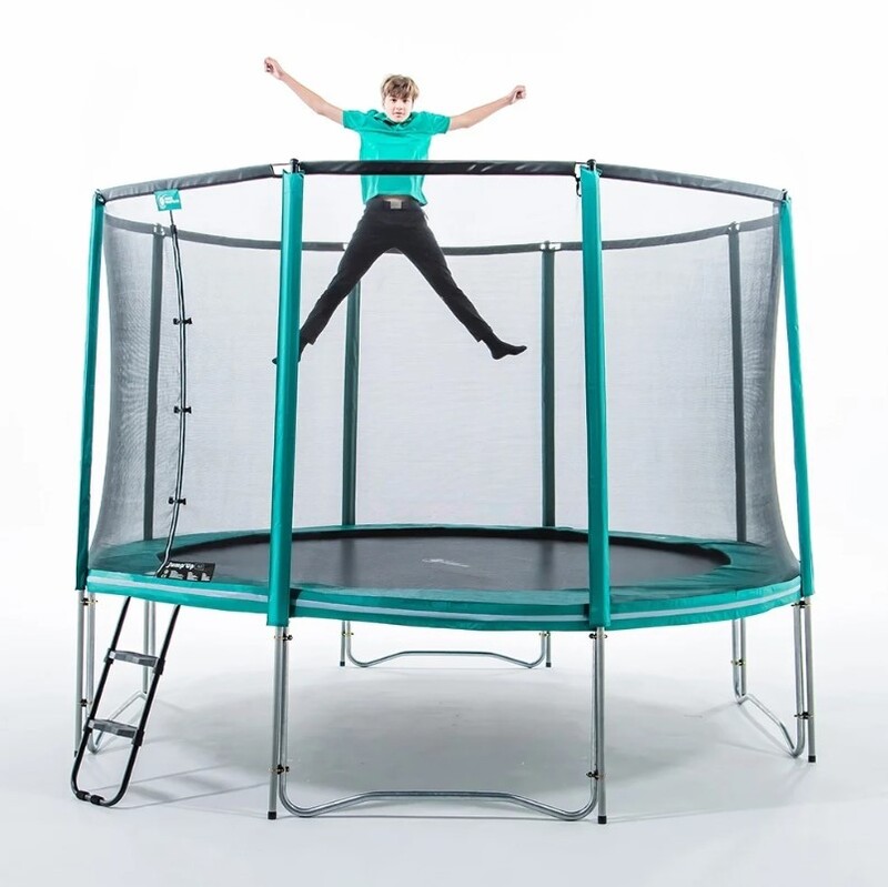 jouer sur un trampoline solide