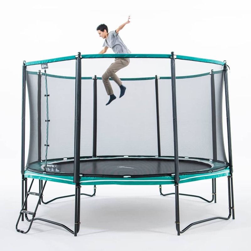 Jeune qui saute sur un trampoline