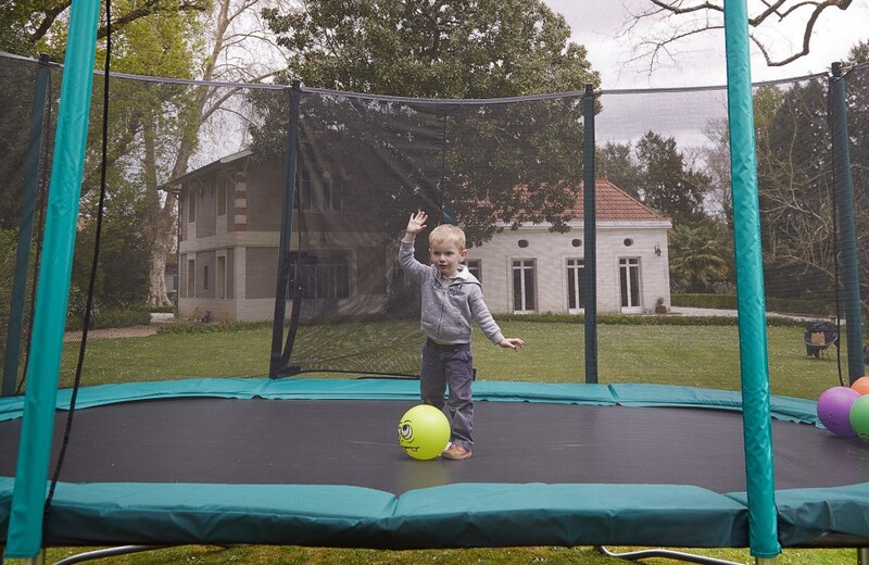 Petit enfant sur trampoline rond