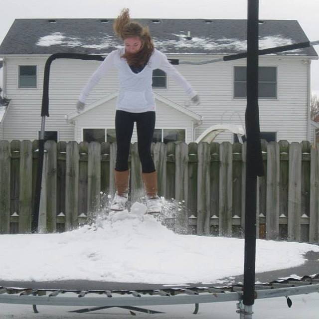 sauter en trampoline avec de la neige