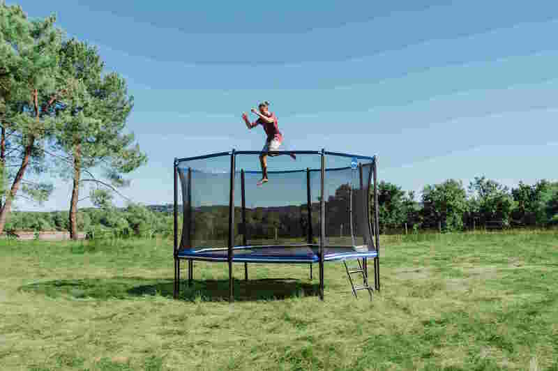 Sauter sur un trampoline rectangulaire est impressionnant