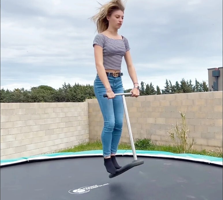 Utiliser une trottinette spécialement conçue pour jouer sur un trampoline