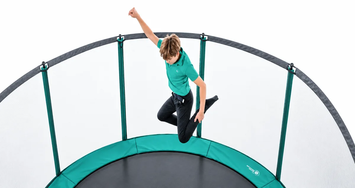Enfant sautant sur un trampoline France Trampoline
