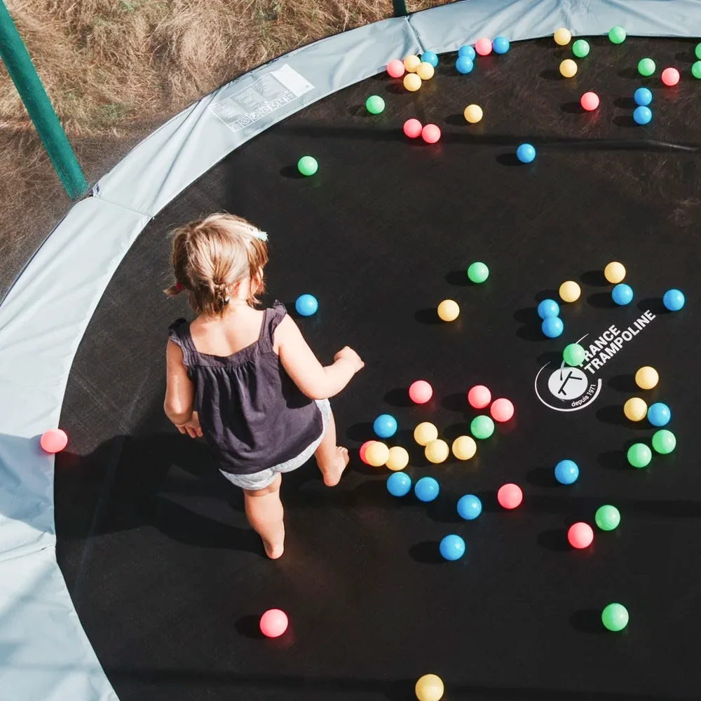 Enfant jouant sur une Fun Arena France Trampoline
