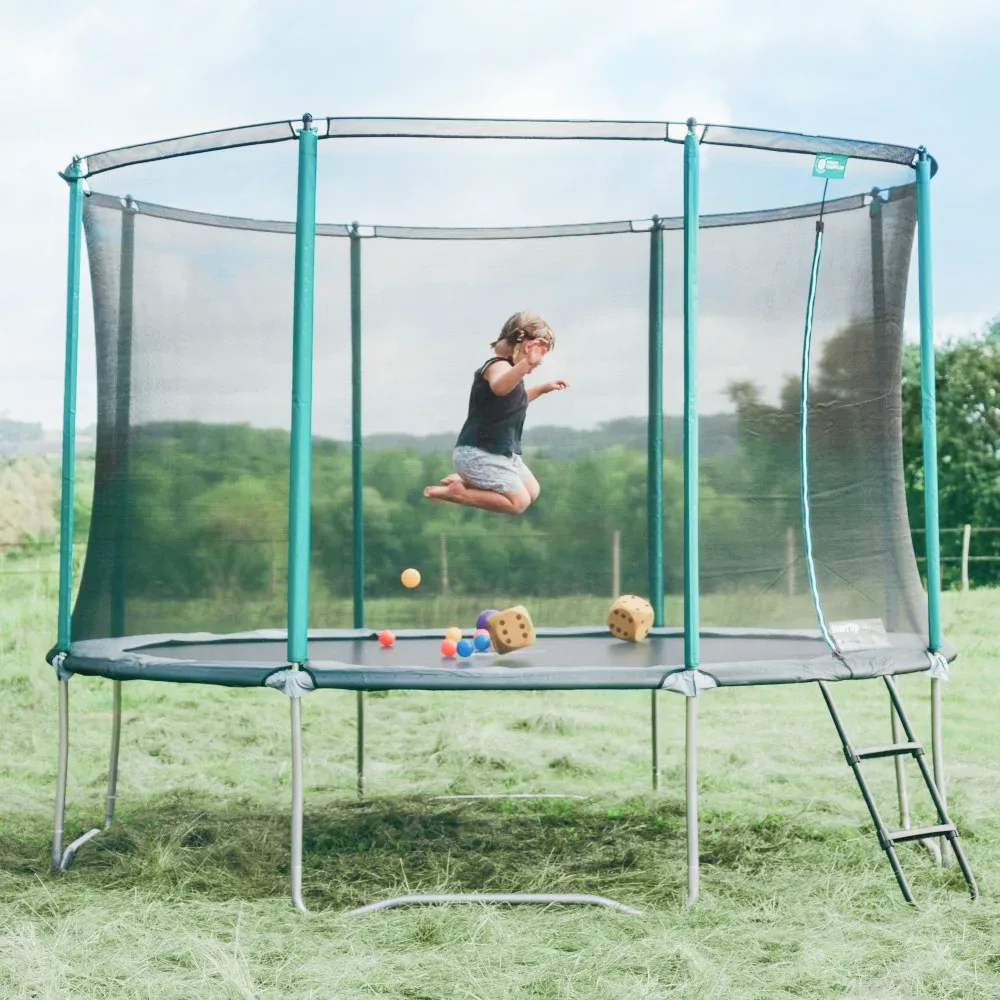 Trampoline Start'Up 360 dans un jardin