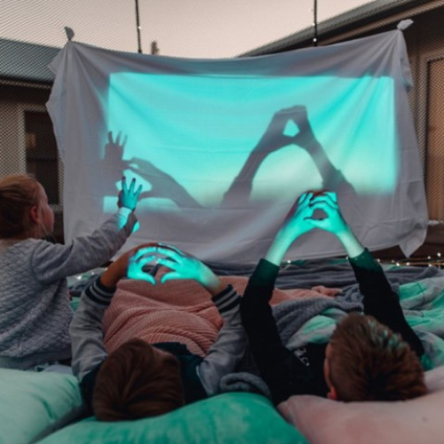 La magie des soirées pyjama trampoline : s'amuser sous les étoiles