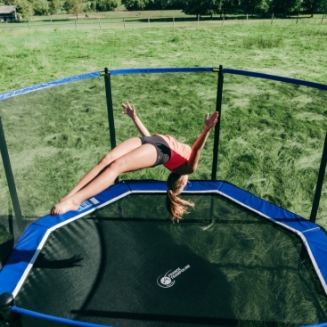 La grande différence entre un trampoline octogonal et rond !