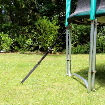 Comment bien fixer son trampoline au sol ? Nos solutions ! 