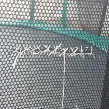 Comment réparer le filet d'un trampoline ? 