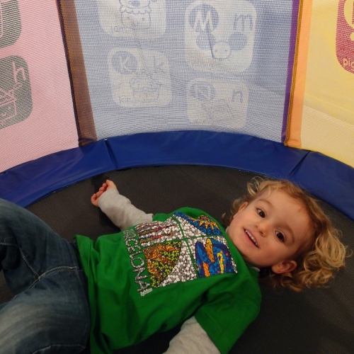 Trampoline pour un bébé de 2 ans ? Ça existe ! 