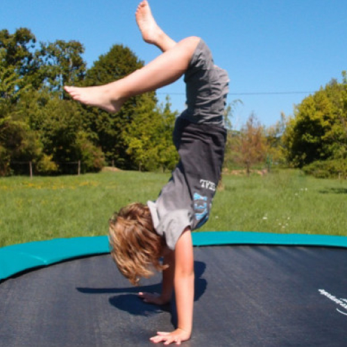 Le trampoline, un sport intense dans votre jardin !