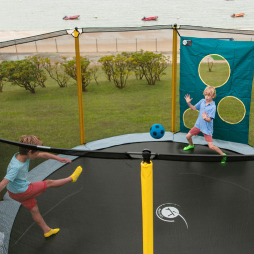 Peut-on sauter à plusieurs sur un trampoline ?