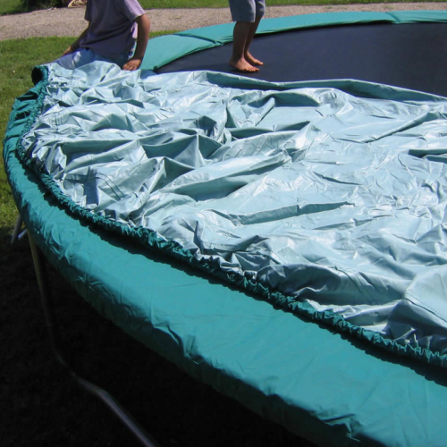 Comment installer une housse sur un trampoline avec filet ?
