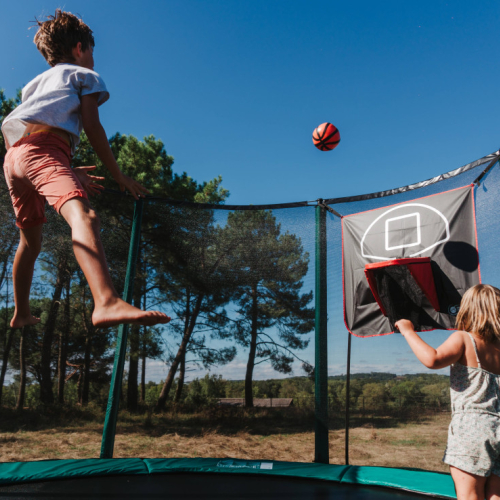 Jeux de Ballon sur Trampoline : plaisir et action tout en sautant