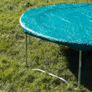 Protégez son trampoline de la pluie est préconisé pour en profiter ! 