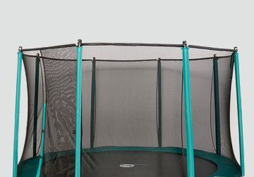 Recreational trampoline with textile net and posts